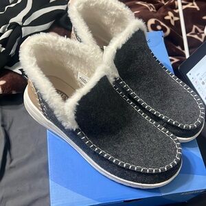Like new Hey Dude Denny Faux Shearling Size 8
